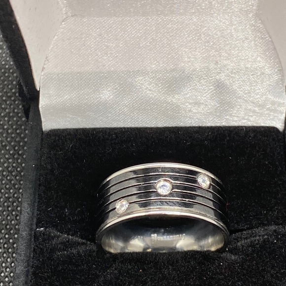 Ring - Picture 2 of 4